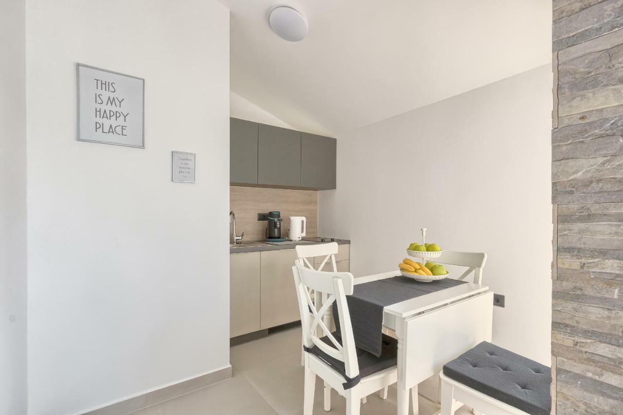 Apartments La Mer Пула Екстериор снимка